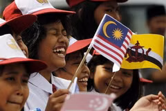 Niềm vui của các em học sinh khi đón chào các đoàn tham dự SEA Games 26. (Nguồn: Reuters)