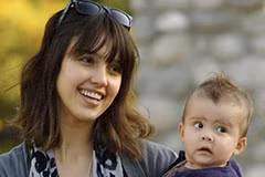 Tình yêu với con cái giúp Jessica Alba nghĩ ra ý tưởng kinh doanh trực tuyến. (Nguồn: Reuters)