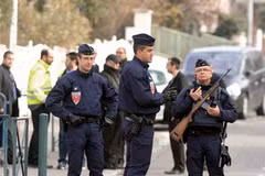 Cảnh sát điều tra hiện trường vụ nổ súng tại thành phố Toulouse. (Nguồn: Getty)