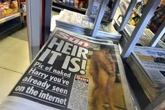 Ảnh của Hoàng tử Harry trên tờ The Sun. (Nguồn: Reuters)