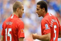 Vidic (trái) và Ferdinand quyết tâm đánh bại Barcelona. (Nguồn: Internet)