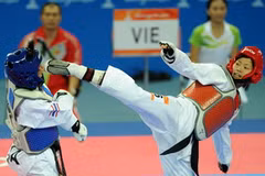 Võ sỹ Nguyễn Thị Hoài Thu (giáp đỏ) thi đấu trong trận chung kết. (Nguồn: Quốc Khánh/TTXVN)