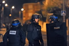 Cảnh sát phong tỏa quanh khu vực nghi phạm lẩn trốn. (Nguồn: Getty Images)