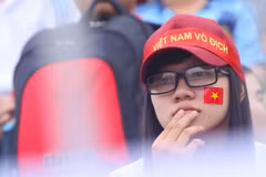 [Photo] Fan nữ câm lặng nhìn U19 Hoàng Anh Gia Lai JMG bại trận