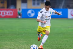 Văn Quyết lập hat-trick, Hà Nội T&T “gác” Bình Dương 6 điểm 