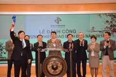 Chủ tịch Ủy ban Chứng khoán Nhà nước Vũ Bằng đánh cồng khai trương thị trường chứng khoán năm 2014. (Ảnh: HNX cung cấp)
