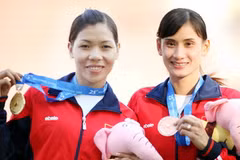 Vũ Thị Hương trên bục nhận huy chương vàng. (Ảnh: Hoàng Hà/TTXVN)