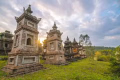 Đặc biệt, chùa có khu vực vườn tháp được ghi nhận là một trong những vườn tháp lớn nhất cả nước với gần 100 ngôi tháp cổ được xây dựng và lưu giữ trong suốt 300 năm qua. (Ảnh: Tùng Lâm-Ngọc Sơn/Vietnam+)