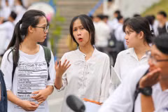Nhiều sĩ tử than đề Toán trong kỳ thi năm nay dài và khó. (Ảnh: Minh Sơn/Vietnam+)
