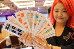 Stiker Jello Jello có hơn 43 mẫu khác nhau. (Ảnh: Minh Sơn/Vietnam+) 