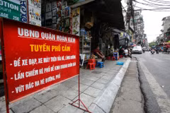 Bất chấp biển cấm buôn bán dưới lòng đường, hè phố ngay sát, nhiều cửa hàng vẫn ngang nhiên bày bàn ghế lấn chiếm vỉa hè. (Ảnh: Phú Quang/Vietnam+)