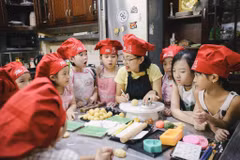 Mỗi dịp Trung thu, trẻ em lại hào hứng được rước đèn, phá cỗ với những chiếc bánh nướng, bánh dẻo thơm ngon. Tuy nhiên không phải bé nào cũng hiểu được ý nghĩa và biết cách làm món bánh truyền thống này. (Ảnh: Minh Sơn/Vietnam+)