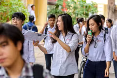  9h35', tiếng trống được đánh lên báo hiệu môn thi đầu tiên đã kết thúc. Khác với mọi năm, hết 2/3 thời gian, các thí sinh tại điểm thi trường Trung học phổ thông Việt Đức không được ra ngoài mà phải đợi hết giờ. (Ảnh: Minh Sơn/Vietnam+) 