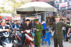 Trông giữ xe miễn phí tại Phủ Tây Hồ. (Ảnh: Doãn Tấn/TTXVN)