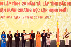 Thủ tướng Nguyễn Xuân Phúc thừa ủy quyền của Chủ tịch nước trao tặng Huân chương Độc lập hạng Nhất cho tỉnh Bắc Ninh. (Ảnh: Thống Nhất/TTXVN)