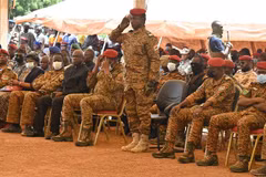 Đại uý Ibrahim Traore (thứ 3, phải, hàng đầu) tại một sự kiện ở Ouagadougou, Burkina Faso, ngày 8/10/2022. (Ảnh: AFP/TTXVN)