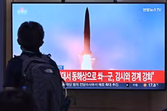 Truyền hình Hàn Quốc đưa tin về vụ phóng tên lửa của Triều Tiên, tại Seoul ngày 29/9/2022. (Ảnh: AFP/TTXVN)