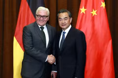Tổng thống Đức Frank-Walter Steinmeier và Ngoại trưởng Trung Quốc Vương Nghị. (Nguồn: china-embassy.org)