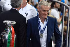 Didier Deschamps buồn bã khi không thể nâng cao chiếc cúp vô địch. (Nguồn: skysports.com)