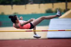 Một vận động viên thi đấu nội dung nhảy cao. (Ảnh: Thanh Tùng/TTXVN)