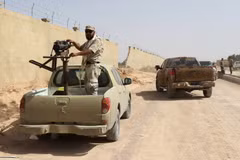 Binh sỹ ủng hộ Chính phủ Libya làm nhiệm vụ trong chiến dịch chống IS ở Sirte ngày 2/7. (Nguồn: AFP/TTXVN)