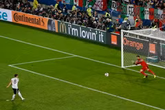 Bastian Schweinsteiger tiếp tục ghi thêm những kỷ lục cho riêng mình. Nguồn: Dfb.de