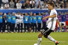 Thomas Mueller sút penalty trong trận đấu với Italy. (Nguồn: EPA/TTXVN) 