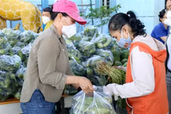 Người dân lựa chọn hàng hóa, thực phẩm tại "Chợ 0 đồng." (Ảnh: Nguyễn Thanh/TTXVN)