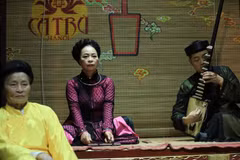 Nghệ sỹ ưu tú Bạch Vân trình diễn tác phẩm ca trù "Hồng hồng tuyết tuyết" của tác giả Dương Khuê, nhân kỷ niệm 15 năm Ngày Di sản văn hóa Việt Nam, hồi tháng 11/2020. (Ảnh: Thành Đạt/TTXVN)