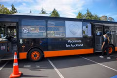 Một điểm tiêm chủng vaccine ngừa COVID-19 lưu động tại Auckland (New Zealand), ngày 16/10/2021. (Ảnh: THX/TTXVN)