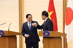 Thủ tướng Phạm Minh Chính và Thủ tướng Nhật Bản Kishida Fumio tại cuộc gặp gỡ báo chí ở Tokyo, tối 24/11/2021 (giờ địa phương). (Ảnh: Dương Giang/TTXVN)