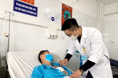 Bác sỹ thăm khám bệnh nhân sau khi hồi phục. (Ảnh: TTXVN)