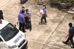 Ông Quang (góc phải) tại thời điểm Cơ quan điều tra Viện Kiểm sát nhân dân tối cao tống đạt quyết định khởi tố, bắt tạm giam nhóm cán bộ cấp dưới. (Nguồn: tuoitre.vn)