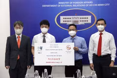 Ông Phạm Minh Tuấn, Phó Chủ tịch Ủy ban Mặt trận Tổ quốc Việt Nam Thành phố (thứ hai từ phải sang) tiếp nhận tượng trưng số khẩu trang do tỉnh Gangwon (Hàn Quốc) trao tặng. (Ảnh: Xuân Khu/TTXVN)