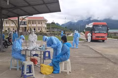 Lấy mẫu xét nghiệm cho các công dân về từ địa phương khác về Lai Châu, hồi tháng 6/2021. (Ảnh: Nguyễn Oanh/TTXVN)