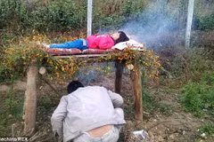 Không có tiền phẫu thuật, cha xông khói chữa bệnh cho con gái
