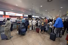 Hành khách đợi tại sân bay Brussels ở Zaventem sau khi nhiều chuyến bay bị hoãn do sự cố mất điện tại trạm kiểm soát không lưu. (Nguồn: AFP/TTXVN)