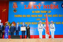 Phó Chủ tịch nước Nguyễn Thị Doan tặng Huân chương Độc lập hạng Nhất cho trường Đại học Ngoại ngữ. (Ảnh: TTXVN phát)