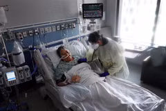 Điều trị cho bệnh nhân nhiễm COVID-19 tại bệnh viện ở Chicago, bang Illinois, Mỹ. (Ảnh: AFP/TTXVN)