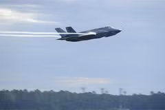 Máy bay chiến đấu F-35 của Mỹ cất cánh từ căn cứ không quân Tyndall ở bang Florida. (Ảnh: AFp/TTXVN)