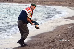 Tấm ảnh bi kịch của cậu bé di cư Syria khiến cả thế giới bàng hoàng