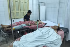 Các nạn nhân từ vụ sập nhà trên phố Cửa Bắc đang được các bác sỹ điều trị. (Ảnh: Tiến Đạt/Vietnam+)