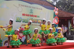 Các tiết mục văn nghệ mở màn cho ngày hội của các em nhỏ. (Nguồn: CTV/Vietnam+)