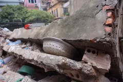 Đống đổ nát tại hiện trường sau khi các nạn nhân được cứu hộ. (Ảnh: Minh Sơn/Vietnam+)