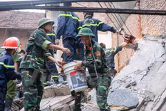 Đội cứu hộ đã phải đào bới từng viên gạch bằng tay không và các công cụ thô sơ để giải cứu các nạn nhân vụ sập nhà. (Ảnh: Minh Sơn/Vietnam+)
