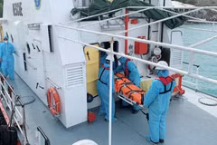 Bệnh nhân Kaidalov Oleksandr được lực lượng cứu hộ đưa từ tàu SAR27-01 lên bờ sau khi cập cảng Nha Trang an toàn. (Ảnh: TTXVN)
