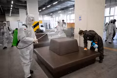 Phun thuốc khử trùng tại một trạm xe buýt ở Daegu, Hàn Quốc, nhằm ngăn chặn sự lây lan của dịch COVID-19, ngày 14/3/2020. (Ảnh: Yonhap/ TTXVN)