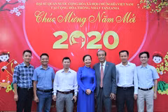 Đại sứ Việt Nam tại Tanzania Nguyễn Kim Doanh và lãnh đạo Công ty Halotel tại Tết Cộng đồng mừng Xuân Canh Tý 2020. (Ảnh: Đình Lượng/TTXVN)