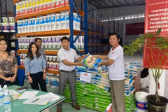 Ông Ngô Sỹ Tuyên (ngoài cùng bên phải), Giám đốc Công ty Sơn KOVA Malaysia, đại diện Tập đoàn Sơn KOVA Việt Nam, trao hàng cứu trợ cho Ban Liên lạc người Việt Nam tại Johor. (Nguồn: Ban Liên lạc người Việt Nam tại Johor)