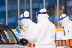 Nhân viên y tế lấy mẫu xét nghiệm COVID-19 tại Ontario, Canada ngày 23/4/2020. (Ảnh: THX/TTXVN)